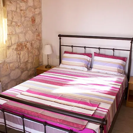 Helen's Stone House Apartament Siviri