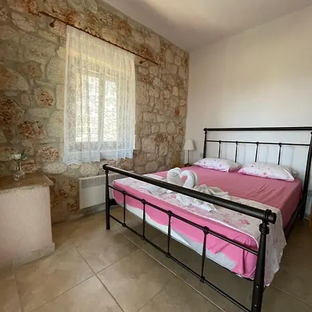 Apartment Helen's Stone House