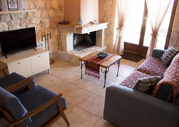 דירה Helen's Stone House *