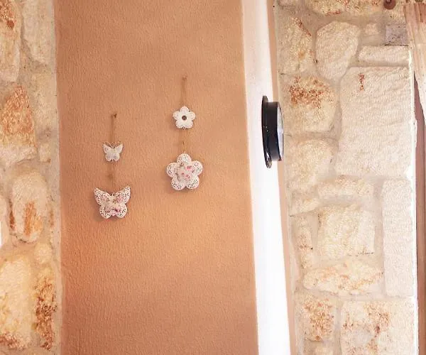 Helen's Stone House * סיווירי