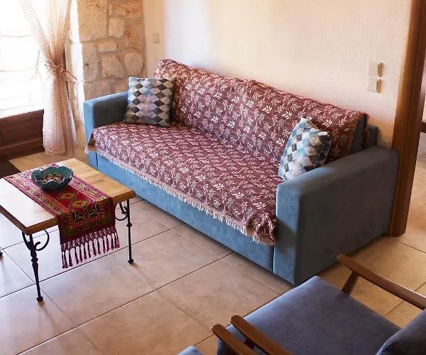 Helen's Stone House * סיווירי