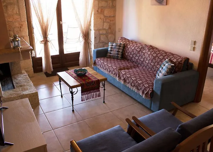 Helen's Stone House * סיווירי