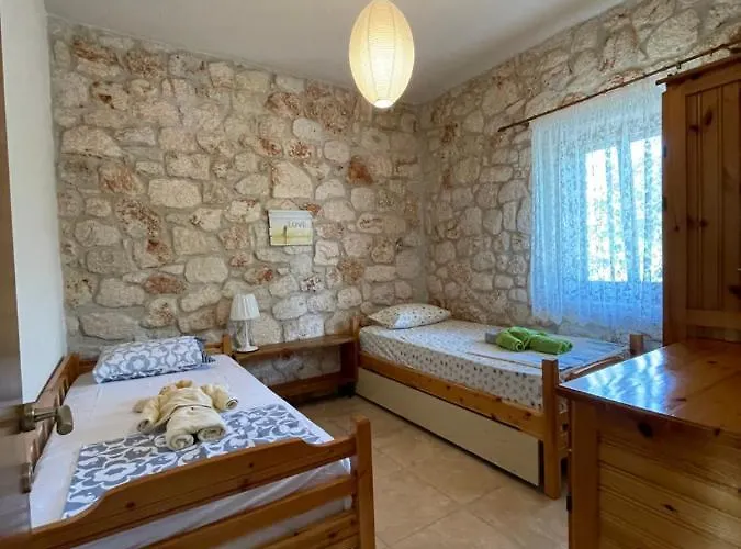 Helen's Stone House * סיווירי