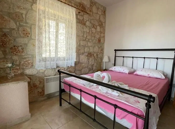 דירה Helen's Stone House
